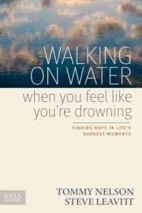 Walking on Water When You Feel Like Youre Drowning. Finding Hope in Lifes Darkest Moments -  - Nelson, Tommy